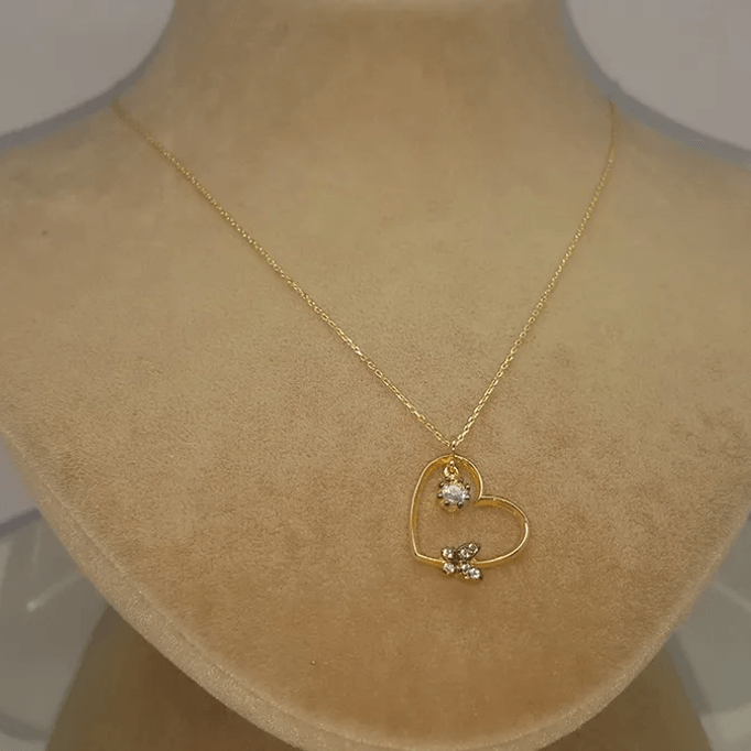 Kelebek konmuş Kalp Kolye