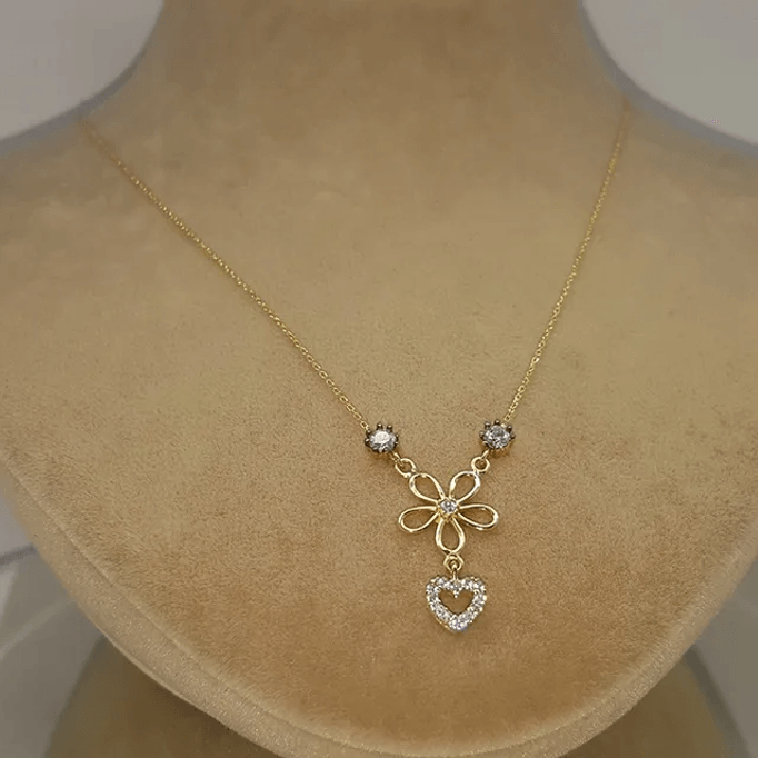 Çiçek Altında Kalp Kolye