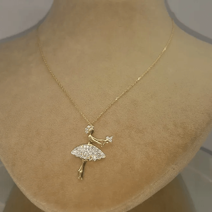 Çiçek Veren Kız Altın Kolye