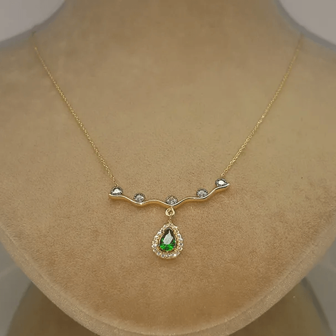 Beştaş Altında Yeşil Damla Kolye