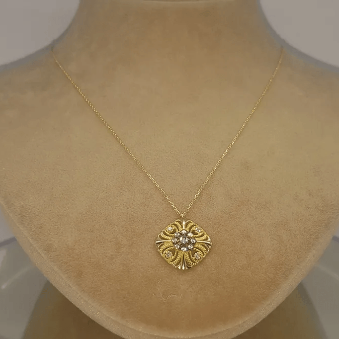 Tarz Çerçeve Altın Kolye