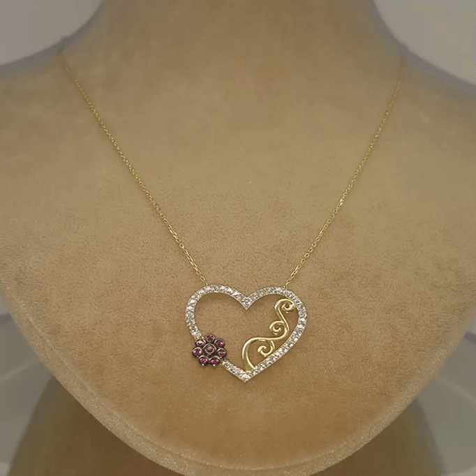 Kalp Üstünde Pembe Papatya Kolye