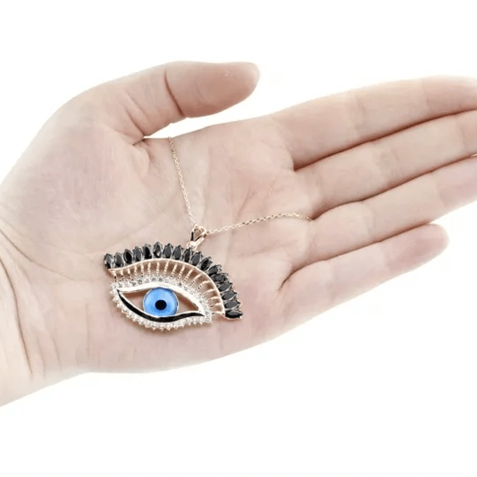 Beyaz Kiprikli, Kara Kaşlı Göz Kolye